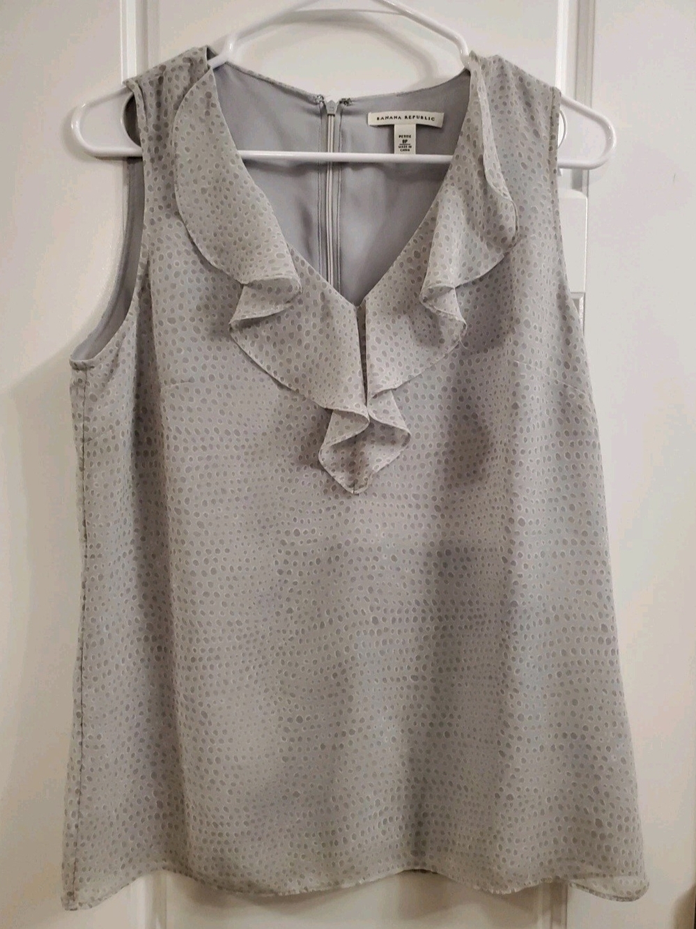 Banana Republic blouse Size 8P Gray Lined Ruffled V Neck Tank W/zipper